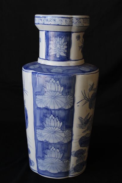 null Vase en céramique à décor de fleurs, ton blanc et bleu