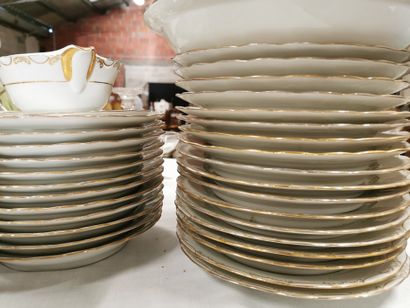 null Ensemble de vaisselle dépareillée : 2 plats, 1 saucier, 3 théières, en porcelaine...