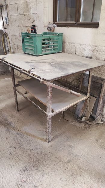 Une table métallique
