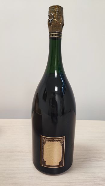 null A magnum Champagne POMMERY, cuvée Louise 1988, with box, the box fastener is...
