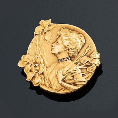 null Broche en or 18k (750e) finement ciselé, ornée d’une médaille représentant le...