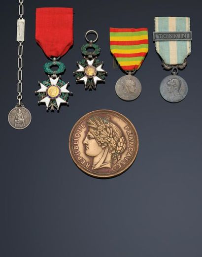 null 1931. Médaille en argent de l'Exposition coloniale de 1931, signée Em. LINDAUER;...