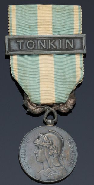 null 1885. TONKIN: Médaille coloniale en argent signée de GEORGES LEMAIRE. Avers:...
