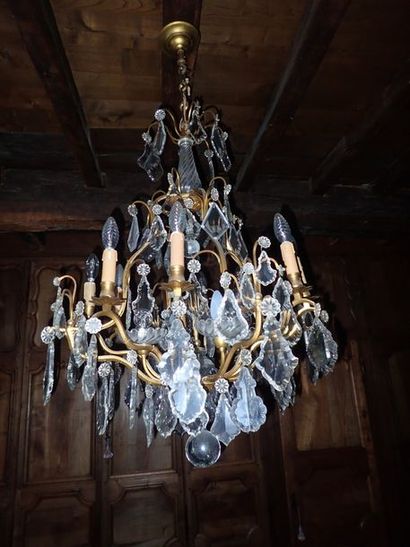 Lustre cage à 8 lumières de style Louis XV en bronze doré à plaquettes et pampilles...