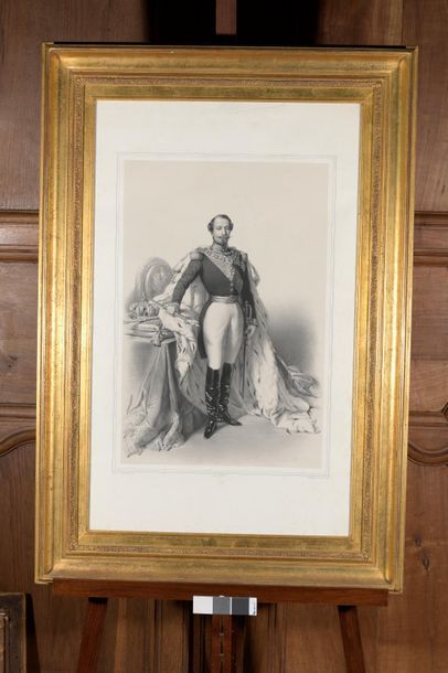 D'après Winterhalter. Portrait en pied de Napoléon III. Gravure sur papier encadrée....