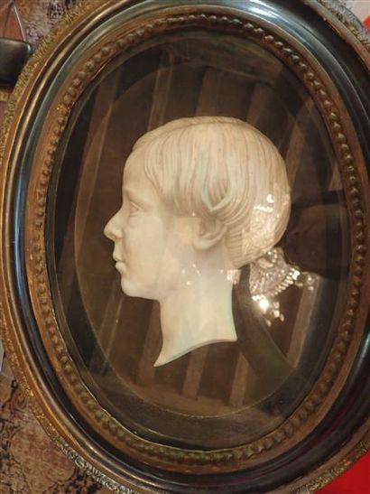Profil du Duc de Bordeaux. Profil en plâtre dans un encadrement ovale en bois noirci....