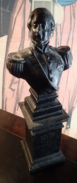 Henri V Duc de Chambord. Portrait en buste sur socle. Fonte à patine noire. H : 33,5...