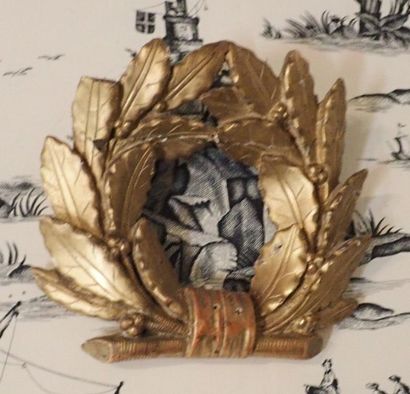 3 éléments en bois sculpté doré : deux couronnes de laurier et un trophée avec carquois...