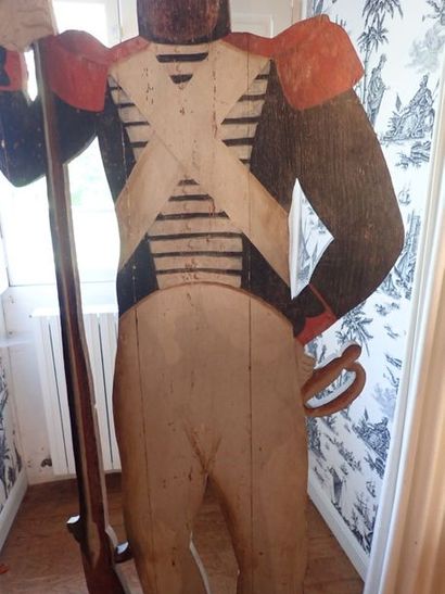 Mannequin en bois peint d'un grenadier de la garde impériale. H. avec socle : 228...