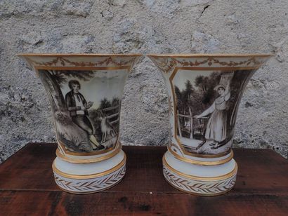 PARIS. Paire de vases cornet sur socle en porcelaine à décor de scènes animées en...
