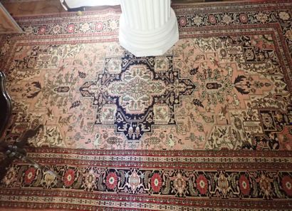 Lot de 2 tapis. Grand tapis Persan ancien (très usé). Dim : 420x265 cm. Tapis moderne...