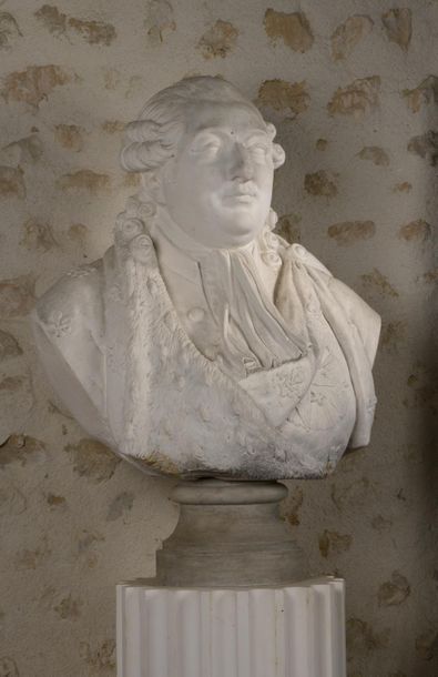 Buste représentant Louis XVI en plâtre, sur colonne cannelée en plâtre. H : 80 cm....