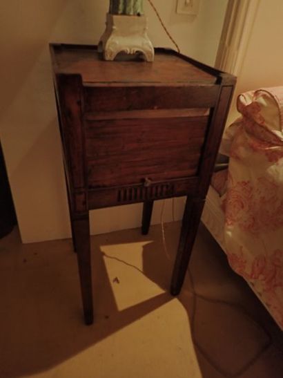 Chevet à rideau en bois naturel. XIXème siècle. H : 77,5 cm. L : 36,5 cm. null