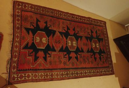 Caucase, tapis en laine à fond brique à décor géométrique. Dim. 174 x114 cm null