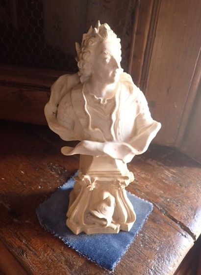 Manufacture de Pont-aux-Choux ? Louis XV lauré. Statuette en faïence fine. H: 22 cm. (Piedouche accidenté restauré).