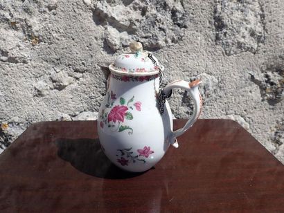Pot à lait en porcelaine à décor de bouquets de fleurs. Compagnie des Indes. XVIIIème...