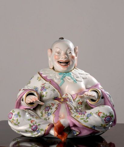 Grand bouddha en porcelaine polychrome à tête articulée. Meissen, XIXème siècle....