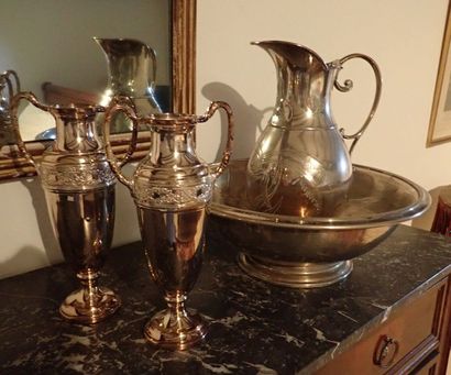 Un broc et son bassin en métal argenté ; ON JOINT deux vases de forme obus en métal...