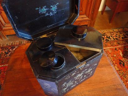 Boîte à thé octogonale en laque noire à décor burgauté, Epoque Napoléon III. H. 29...