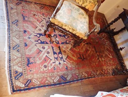 Lot de 2 tapis : un Kilim à décor d'une niche centrale et d'une frise de croix de...