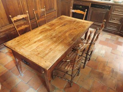 Table de salle-à-manger en bois naturel et suite de chaises paillées null