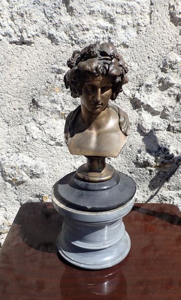 Buste d'Apollon en bronze sur socle en marbre noir. H. totale : 37 cm. On joint un...