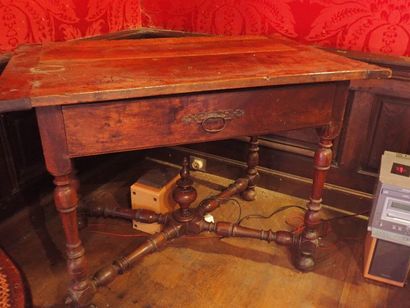 Table en noyer de style Louis XIII ouvrant à un tiroir, entretoise en X . H : 73...