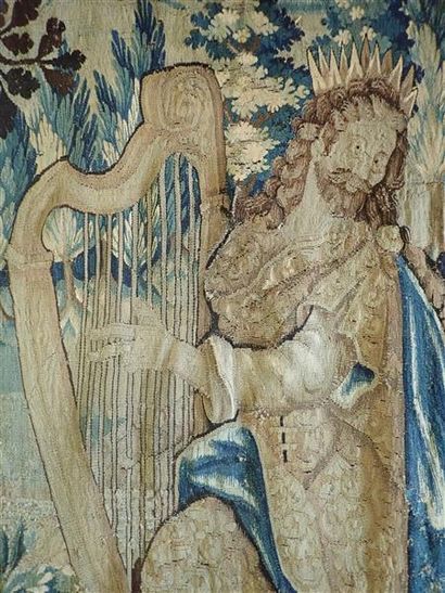 Le Roi David. Deux fragments de tapisserie en laine assemblés. Flandres, XVIIème...