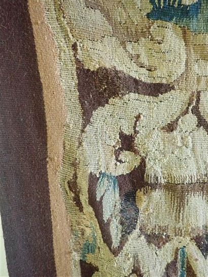 Le Roi David. Deux fragments de tapisserie en laine assemblés. Flandres, XVIIème...