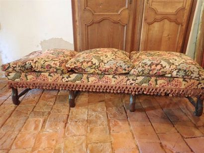 Banquette en bois naturel, pieds en os de mouton de style Louis XIII, garniture de...