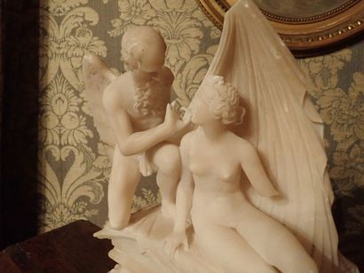 Le temps recouvrant la beauté de son voile. Groupe en albâtre. Italie, XIXème siècle....