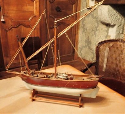 Maquette de voilier à deux mâts en bois peint. L : 50 cm. Hauteur avec le support :...