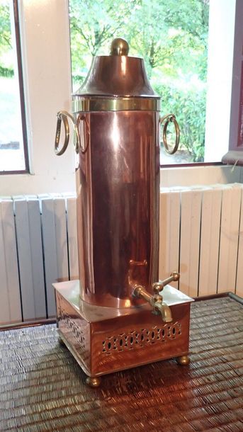 Fontaine à eau chaude en cuivre et laiton. H : 50 cm. L : 18,5 cm. null