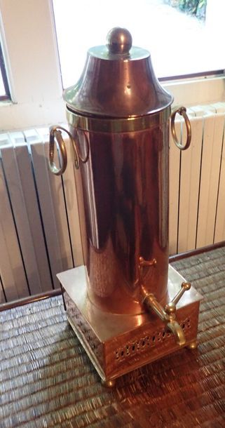 Fontaine à eau chaude en cuivre et laiton. H : 50 cm. L : 18,5 cm. null