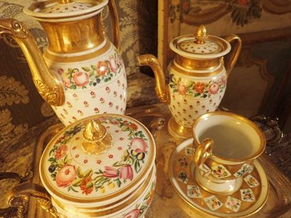 Service à thé et café en porcelaine de Paris blanc et or à décor de frise et semis...