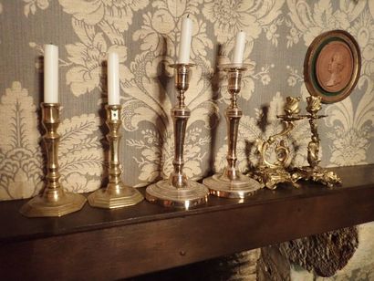 Lot de flambeaux : Une paire de flambeaux de style Louis XVI en métal argenté à décor...