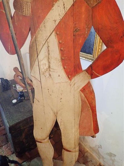 Mannequin de soldat de l'Ancien Régime en bois polychrome. Dimensions : 196x206cm...