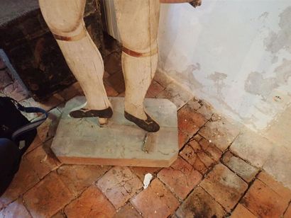 Mannequin de soldat de l'Ancien Régime en bois polychrome. Dimensions : 196x206cm...