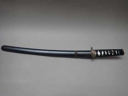 null Wakizashi. Manche de la poignée refait, non signé. Fushikashira en bronze incrusté...