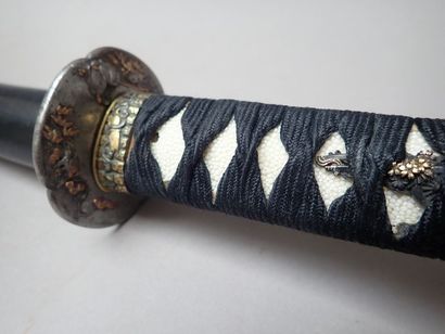 null Wakizashi. Manche de la poignée refait, non signé. Fushikashira en bronze incrusté...