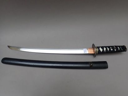 null Wakizashi. Manche de la poignée refait, non signé. Fushikashira en bronze incrusté...