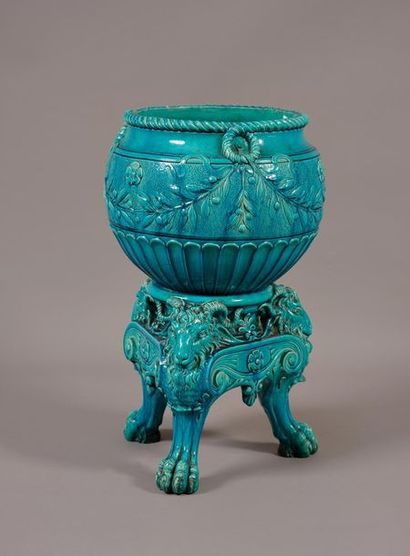  Angleterre, XIXèle. Manufacture BURMANTOFTS. 1872. Vasque en faïence à glaçure bleu-turquoise...