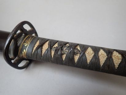 null Wakizashi. Poignée d'origine. Fushikashira avec motif de feuillage doré. Menuki...