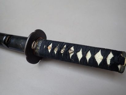 null Wakizashi. Manche de la poignée refait. Fushikashira avec le motif de personnage...