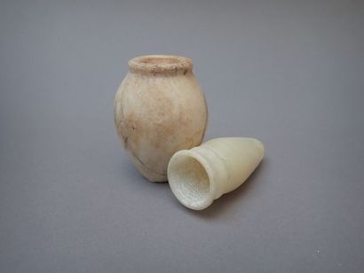 null Lot de deux vases Kohol : un à panse ovoïde à fond plat et un à lèvre concave...