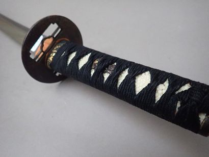 null Wakizashi. Poignée refaite. Fushikashira à motif de fleur et phénix dorés. Lame...