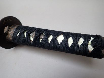 null Wakizashi. Tsuba en fer avec petite incrustation dorée, poignée d'origine avec...