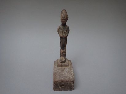 null Statuette d'Osiris debout portant le sceptre et le flagellum. Il est posé sur...