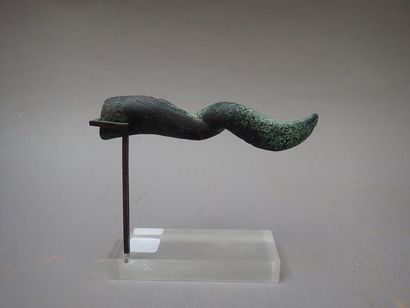 null Fragment de statue représentant une corne de bélier d (droite).

Bronze à patine...