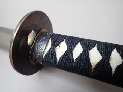 null Katana. Poignée refaite. Fushikashira à motif de fleur et feuillages dorés....